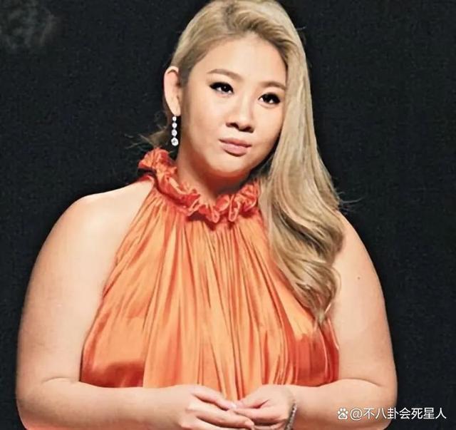 36岁郑欣宜“孤独”人生，妈妈早逝爸爸另娶，被抑郁症折磨