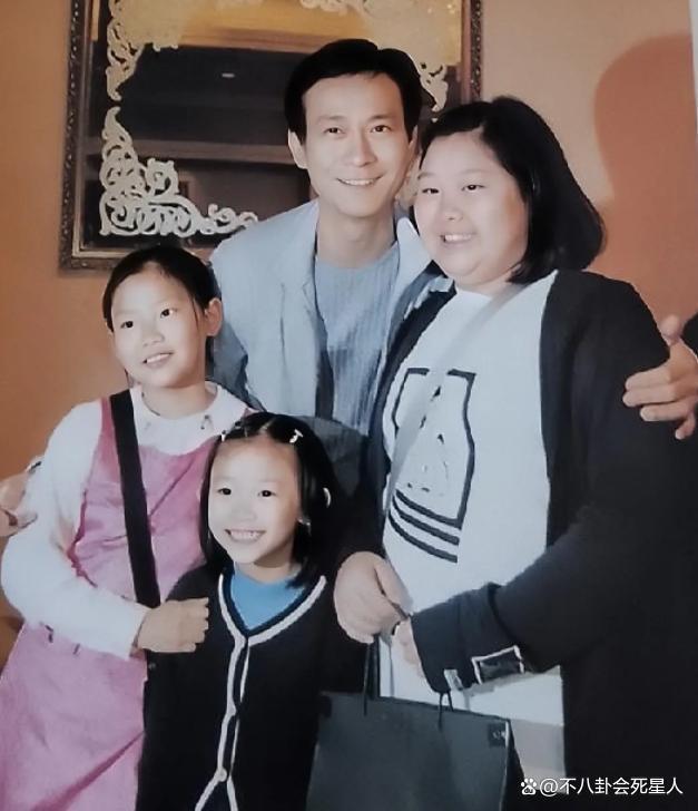36岁郑欣宜“孤独”人生，妈妈早逝爸爸另娶，被抑郁症折磨