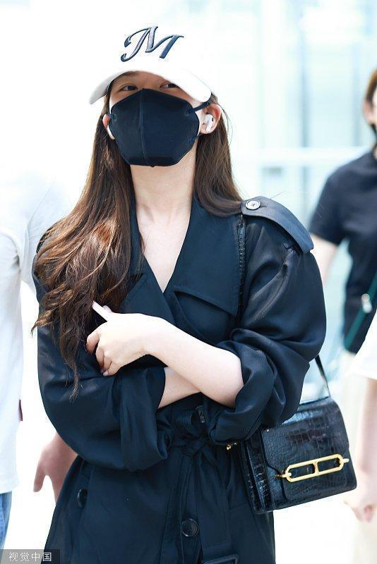 赵露思全黑风衣造型气场强 环抱手臂御姐范儿十足