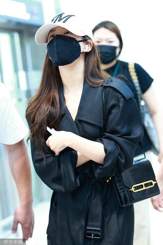 赵露思全黑风衣造型气场强 环抱手臂御姐范儿十足