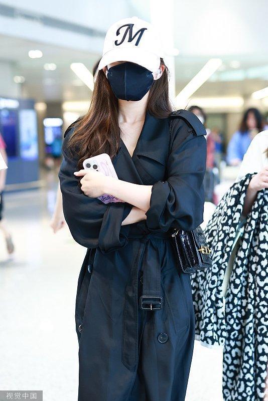 赵露思全黑风衣造型气场强 环抱手臂御姐范儿十足