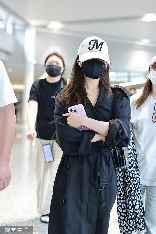 赵露思全黑风衣造型气场强 环抱手臂御姐范儿十足