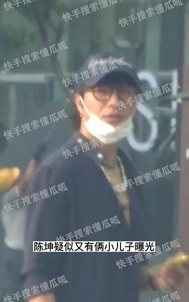 陈坤被曝疑似又有俩儿子 带小男孩逛商场拍全家福