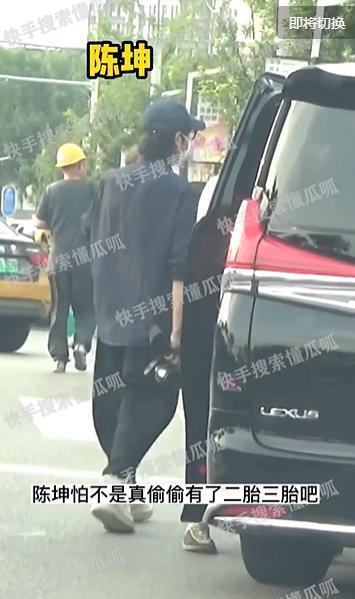 陈坤被曝疑似又有俩儿子 带小男孩逛商场拍全家福
