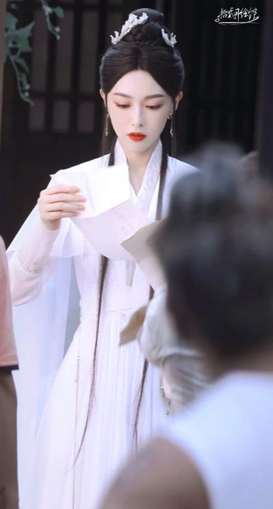 她这是彻底摆烂了?