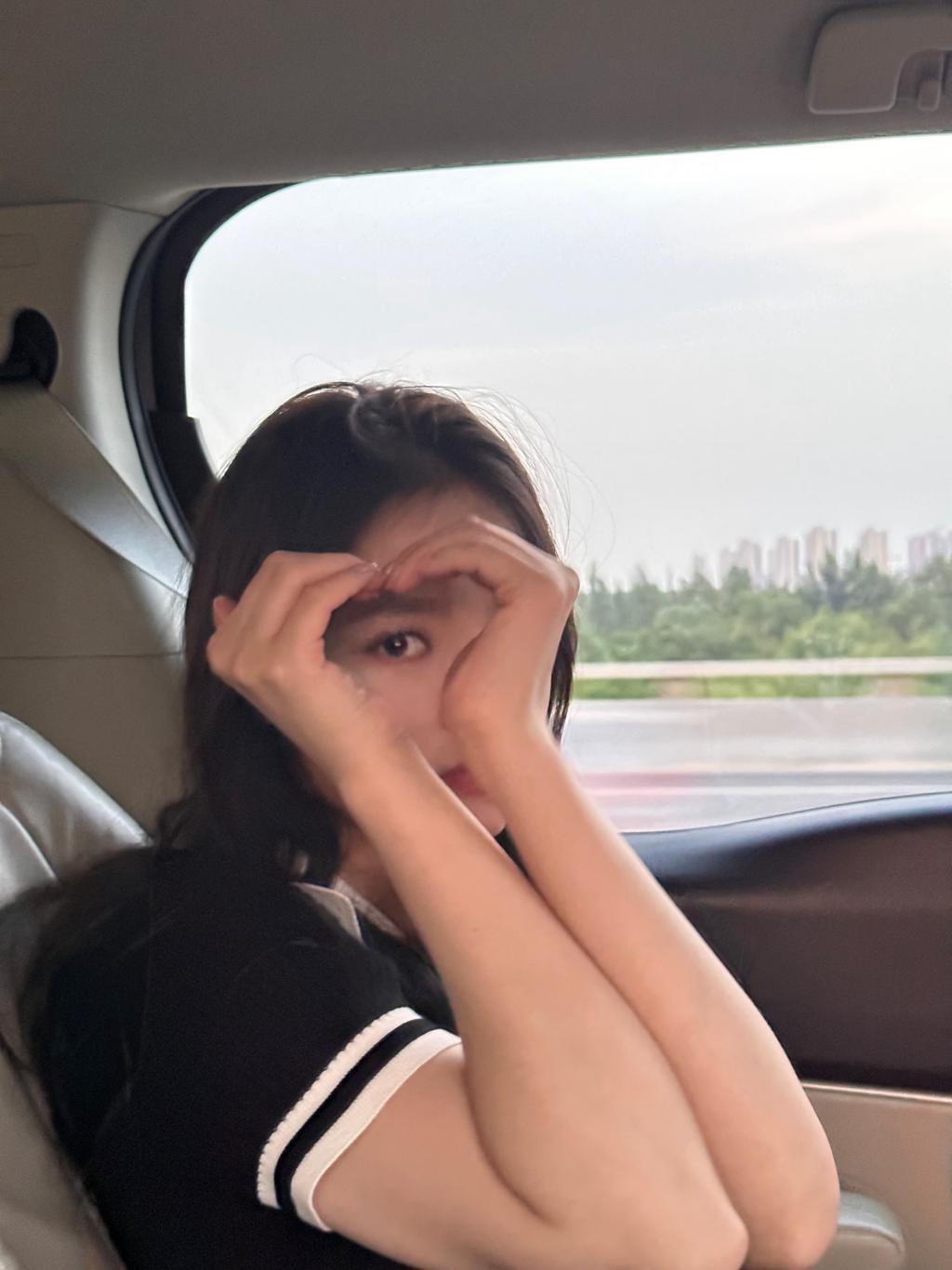 林允晒车内随拍 歪头甜笑鬼马可爱