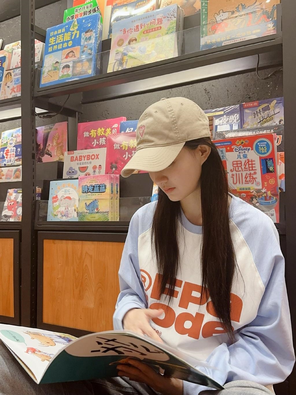 徐璐戴棒球帽造型休闲 坐地上看书乖巧呆萌