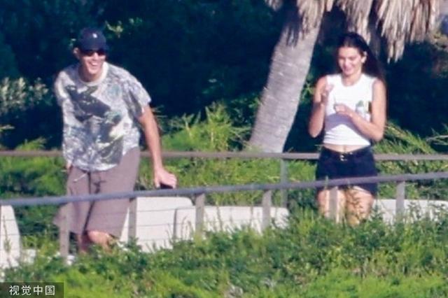 卡戴珊三姐妹一同聚会 肯达尔·詹娜与男友甜蜜同框