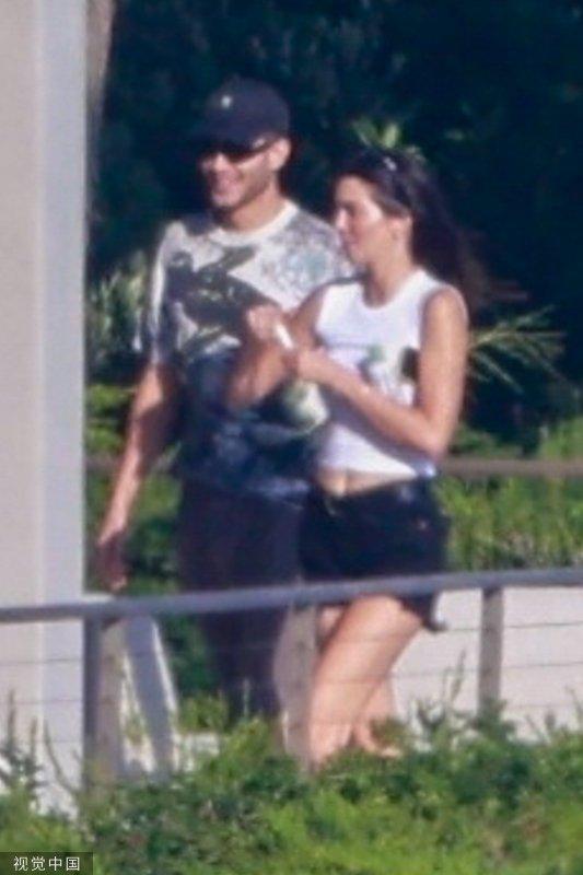 卡戴珊三姐妹一同聚会 肯达尔·詹娜与男友甜蜜同框