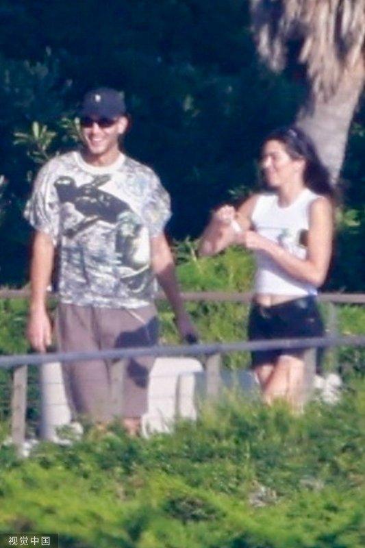 卡戴珊三姐妹一同聚会 肯达尔·詹娜与男友甜蜜同框