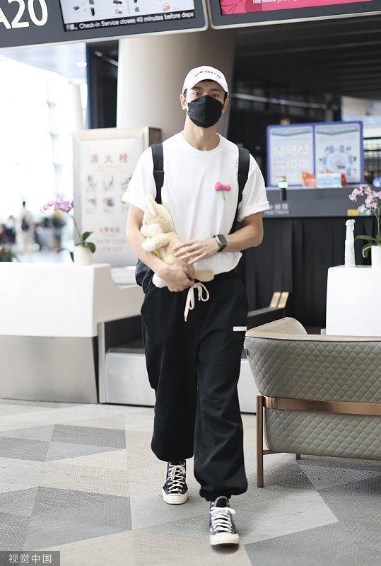 “姜文焕”扮演者黄曦彦低调出行 抱布绒玩偶萌态十足