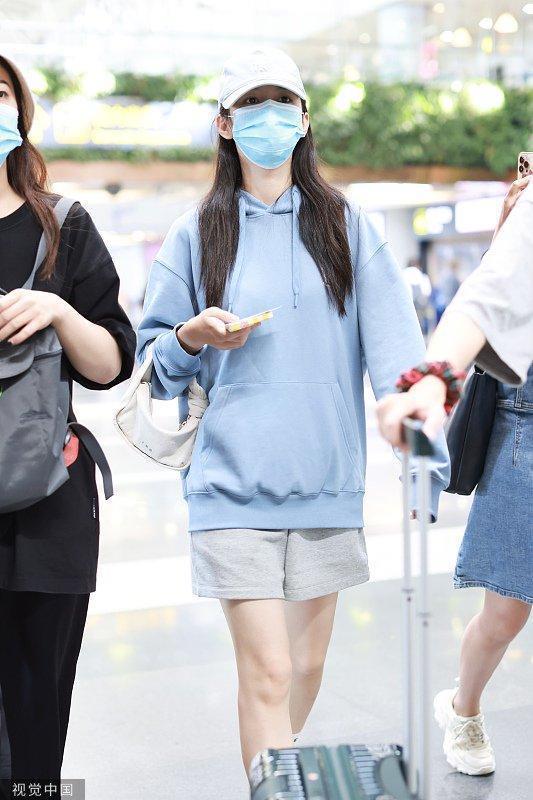周也身穿蓝色帽衫搭休闲短裤 清爽靓丽似元气少女