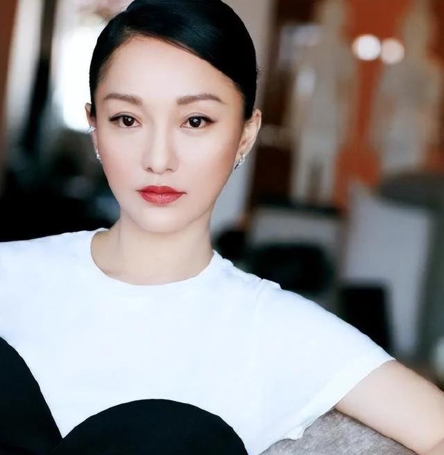 周迅：谈过7段感情，离过一次婚，她到底追求什么