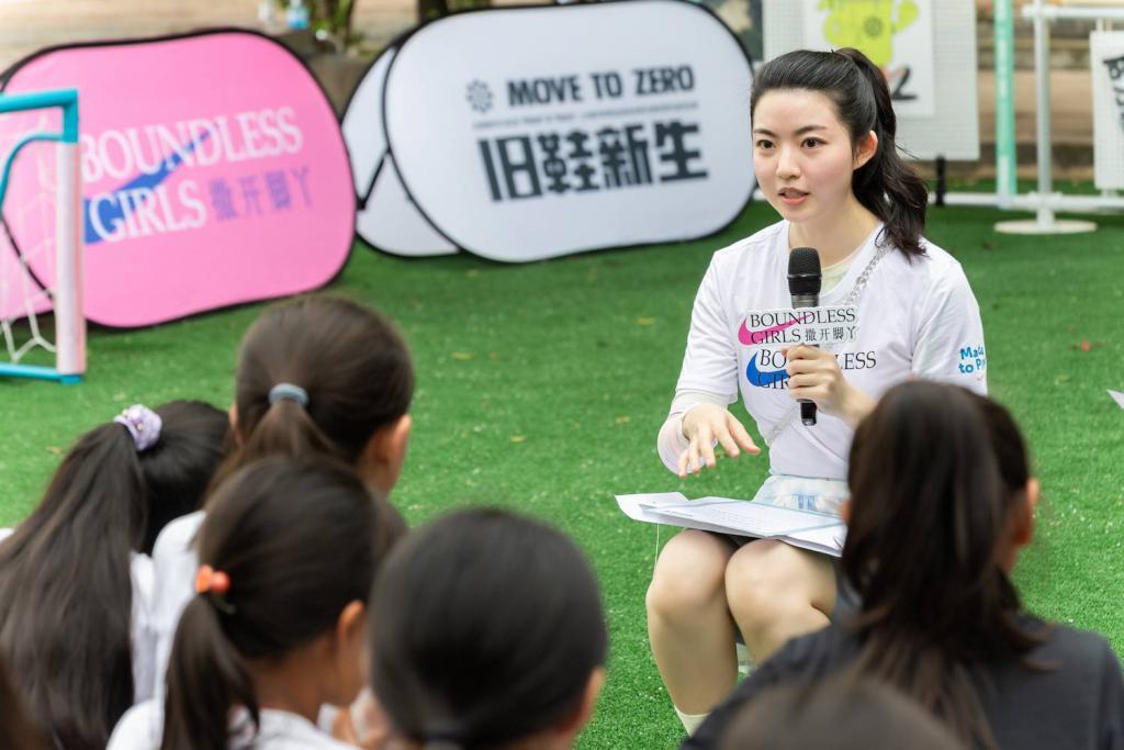 为了鼓励女孩去运动，耐克联手先锋设计师打造了一个超美运动场