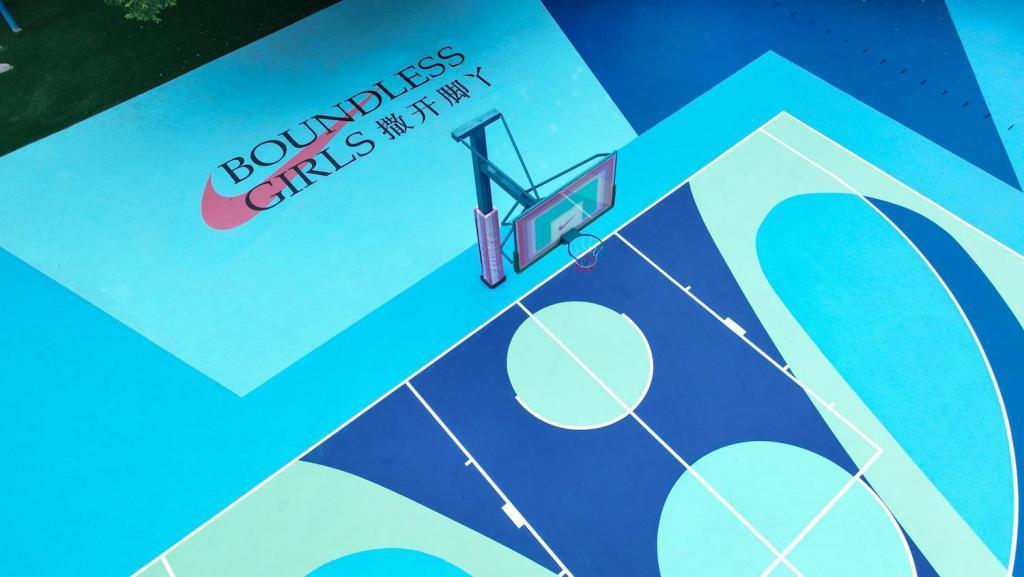 为了鼓励女孩去运动，耐克联手先锋设计师打造了一个超美运动场