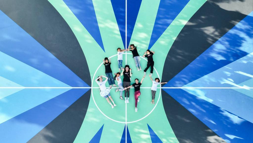 为了鼓励女孩去运动，耐克联手先锋设计师打造了一个超美运动场