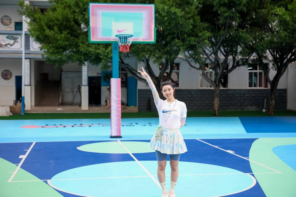 为了鼓励女孩去运动，耐克联手先锋设计师打造了一个超美运动场