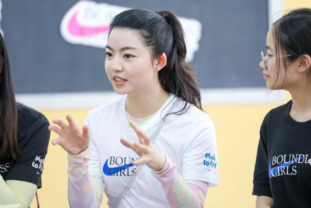 为了鼓励女孩去运动，耐克联手先锋设计师打造了一个超美运动场