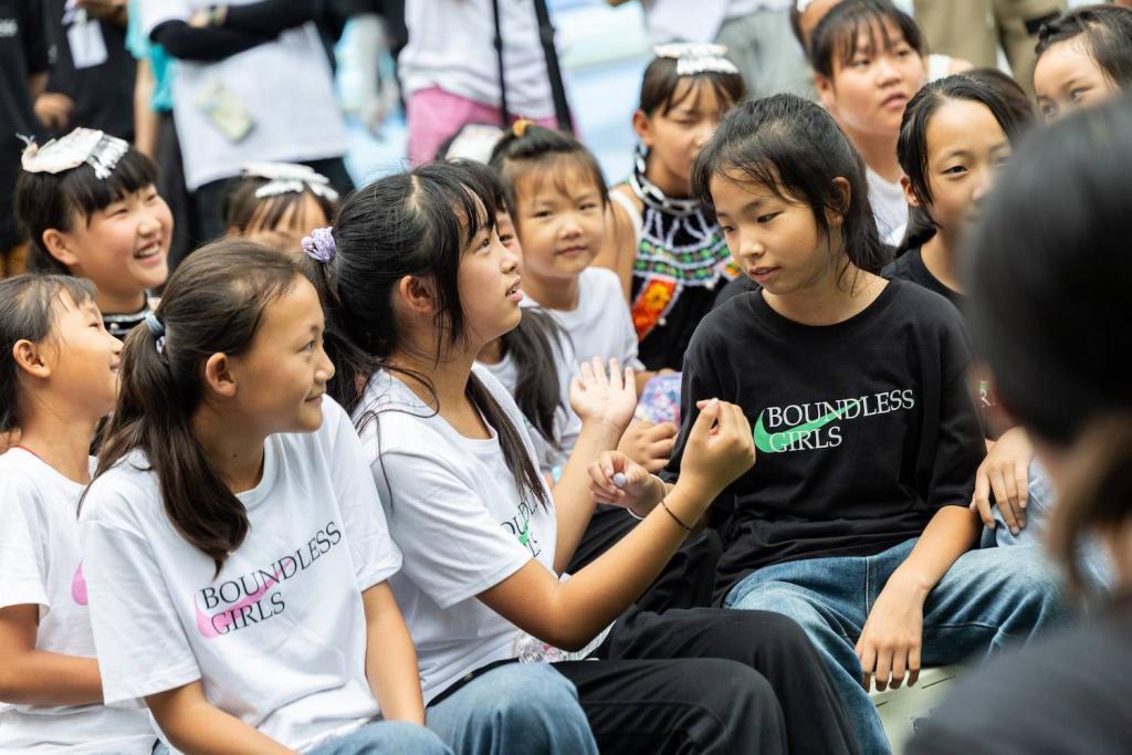 为了鼓励女孩去运动，耐克联手先锋设计师打造了一个超美运动场