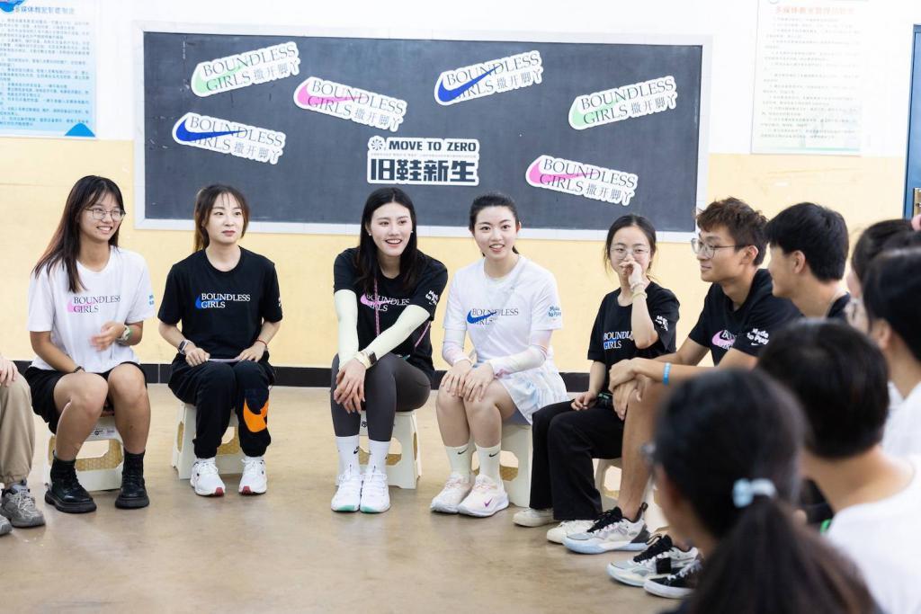 为了鼓励女孩去运动，耐克联手先锋设计师打造了一个超美运动场