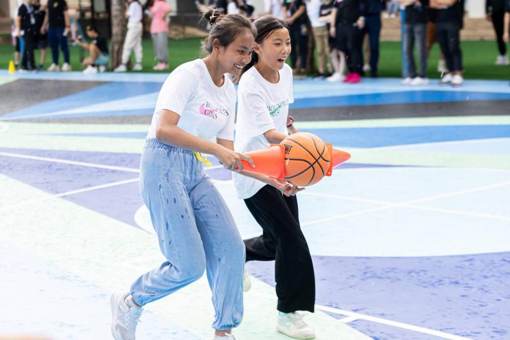 为了鼓励女孩去运动，耐克联手先锋设计师打造了一个超美运动场