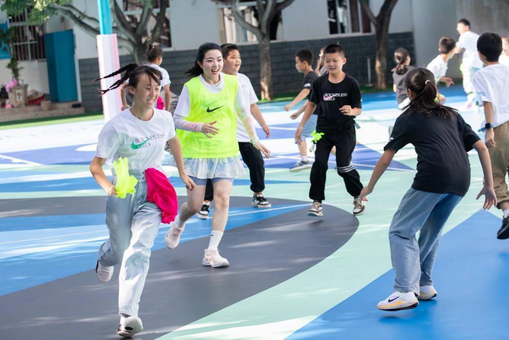 为了鼓励女孩去运动，耐克联手先锋设计师打造了一个超美运动场