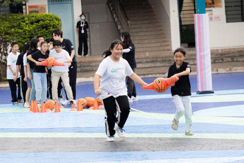 为了鼓励女孩去运动，耐克联手先锋设计师打造了一个超美运动场