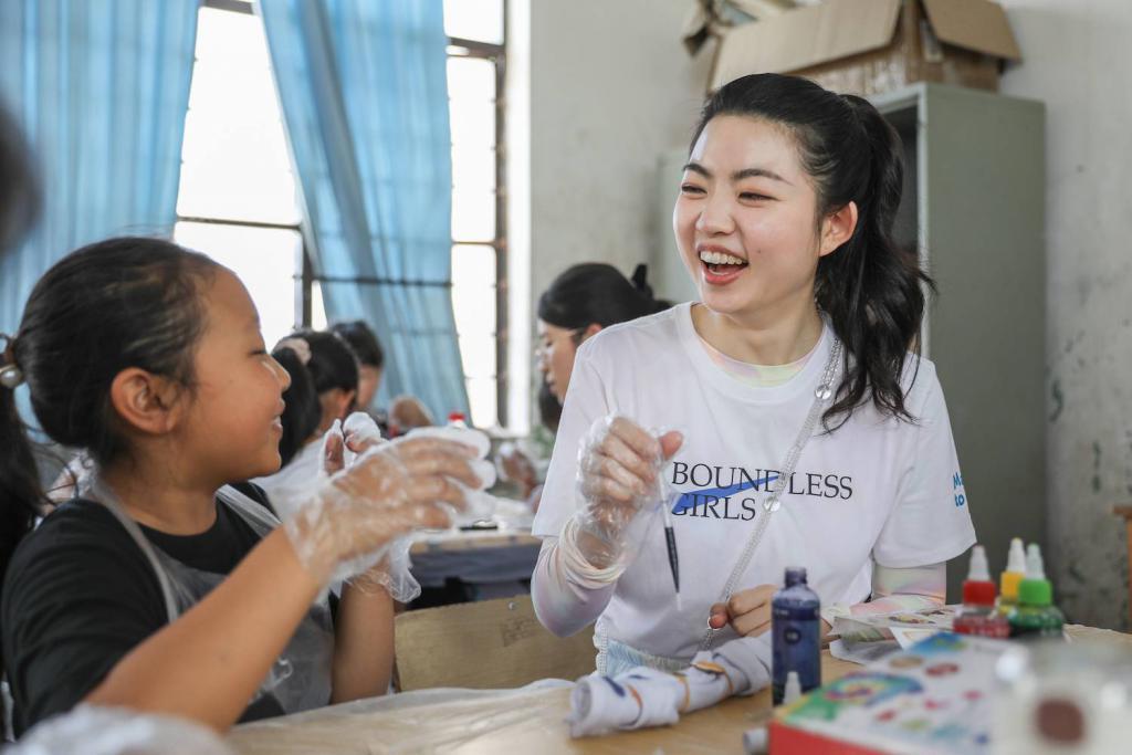 为了鼓励女孩去运动，耐克联手先锋设计师打造了一个超美运动场