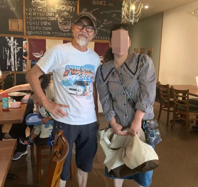 老戏骨元华近照曝光，身形消瘦精神奕奕，定居国外享天伦