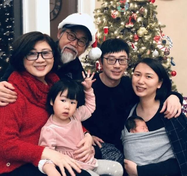 老戏骨元华近照曝光，身形消瘦精神奕奕，定居国外享天伦