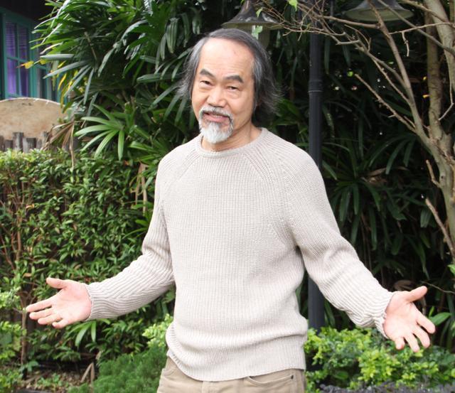 老戏骨元华近照曝光，身形消瘦精神奕奕，定居国外享天伦