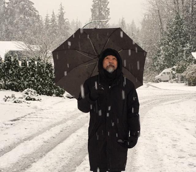 老戏骨元华近照曝光，身形消瘦精神奕奕，定居国外享天伦