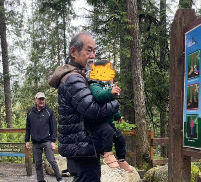 老戏骨元华近照曝光，身形消瘦精神奕奕，定居国外享天伦