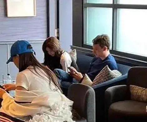 没必要嘲她傍豪门吧……