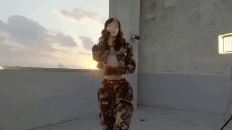 没必要嘲她傍豪门吧……