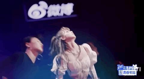 没必要嘲她傍豪门吧……