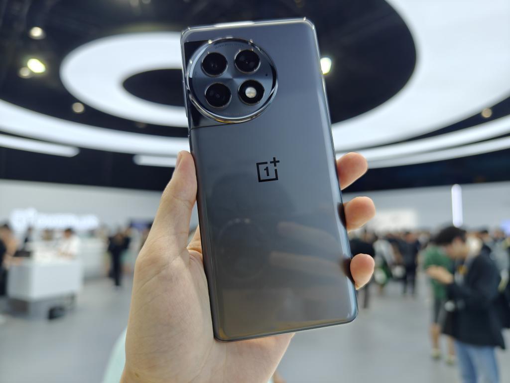 一加Ace 2 Pro强势杀入，中端市场乱成一锅粥