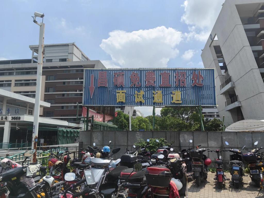 iPhone 15产能冲刺！厂工回归10小时工作量，月入5000元以上