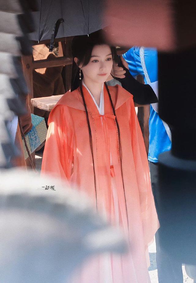 唐嫣《念无双》红衣斗篷路透仙气灵动