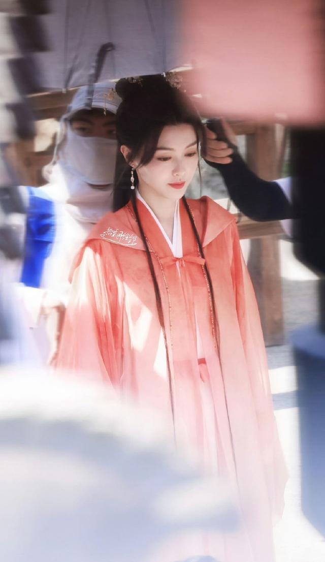 唐嫣《念无双》红衣斗篷路透仙气灵动