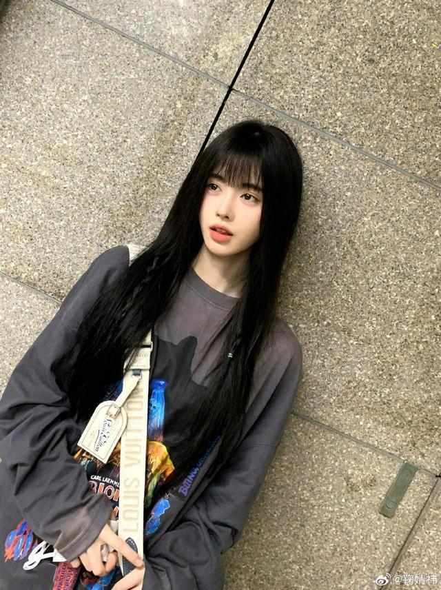 鞠婧祎分享日常生活美照 黑长直齐刘海造型青春活力满满