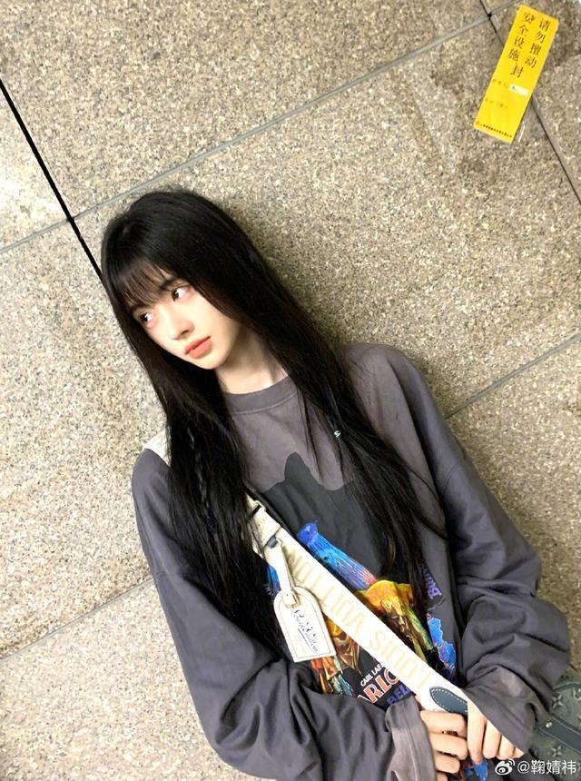 鞠婧祎分享日常生活美照 黑长直齐刘海造型青春活力满满