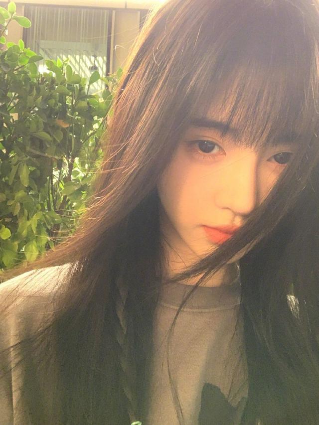 鞠婧祎分享日常生活美照 黑长直齐刘海造型青春活力满满