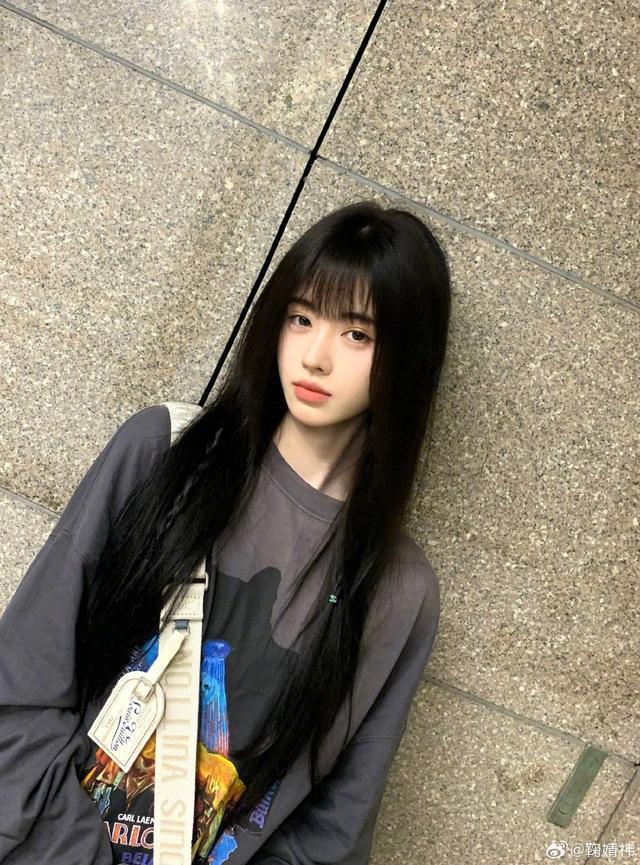 鞠婧祎分享日常生活美照 黑长直齐刘海造型青春活力满满
