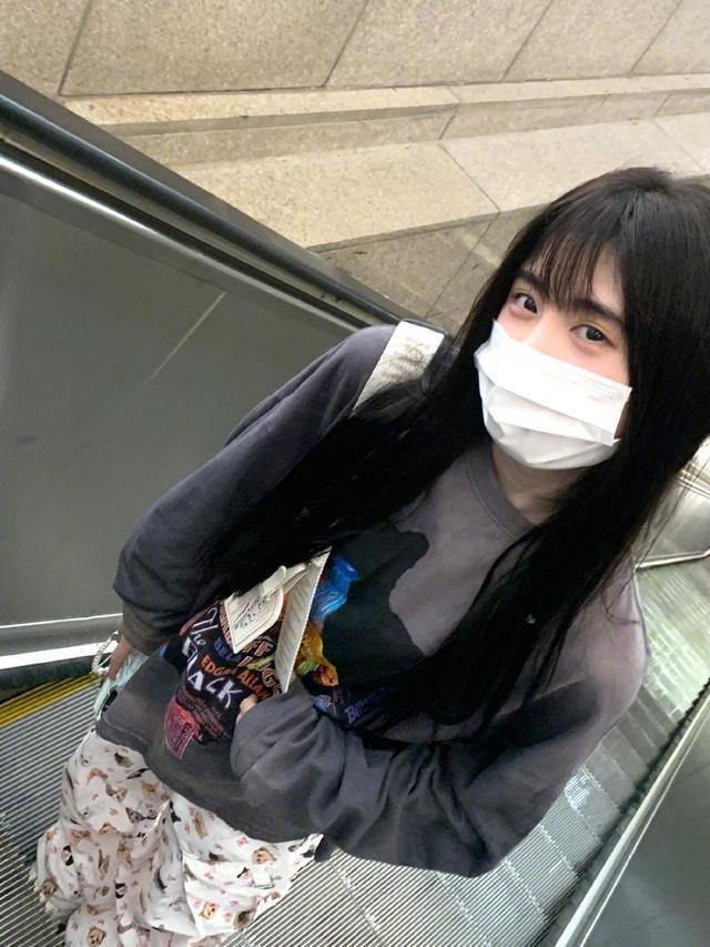 鞠婧祎分享日常生活美照 黑长直齐刘海造型青春活力满满