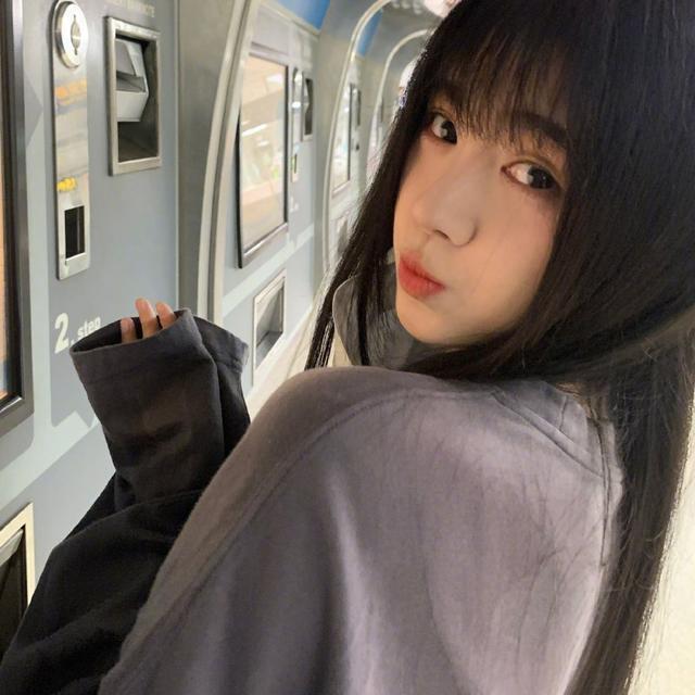 鞠婧祎分享日常生活美照 黑长直齐刘海造型青春活力满满