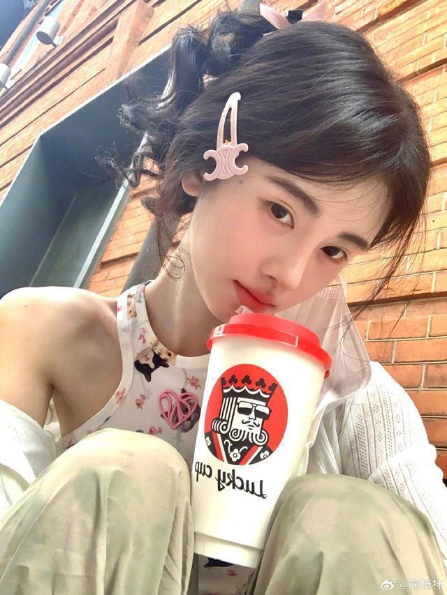 鞠婧祎分享日常生活美照 黑长直齐刘海造型青春活力满满