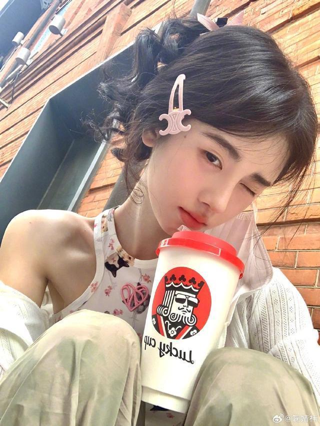 鞠婧祎分享日常生活美照 黑长直齐刘海造型青春活力满满