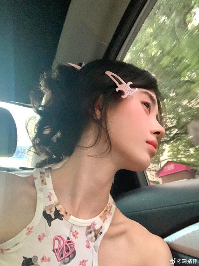 鞠婧祎分享日常生活美照 黑长直齐刘海造型青春活力满满