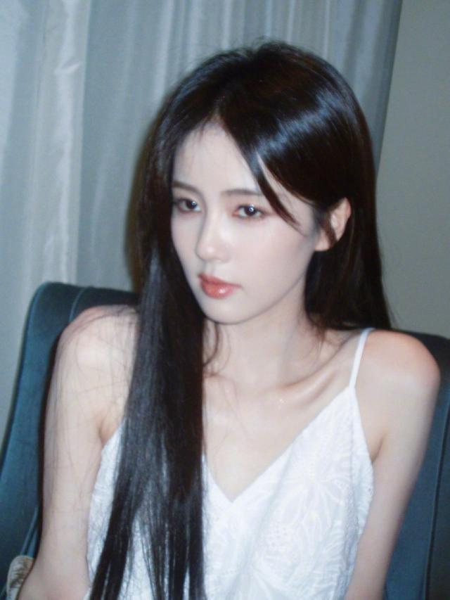 白鹿穿白色吊带裙纯欲校花风 绿色挑染黑长直温柔又俏皮
